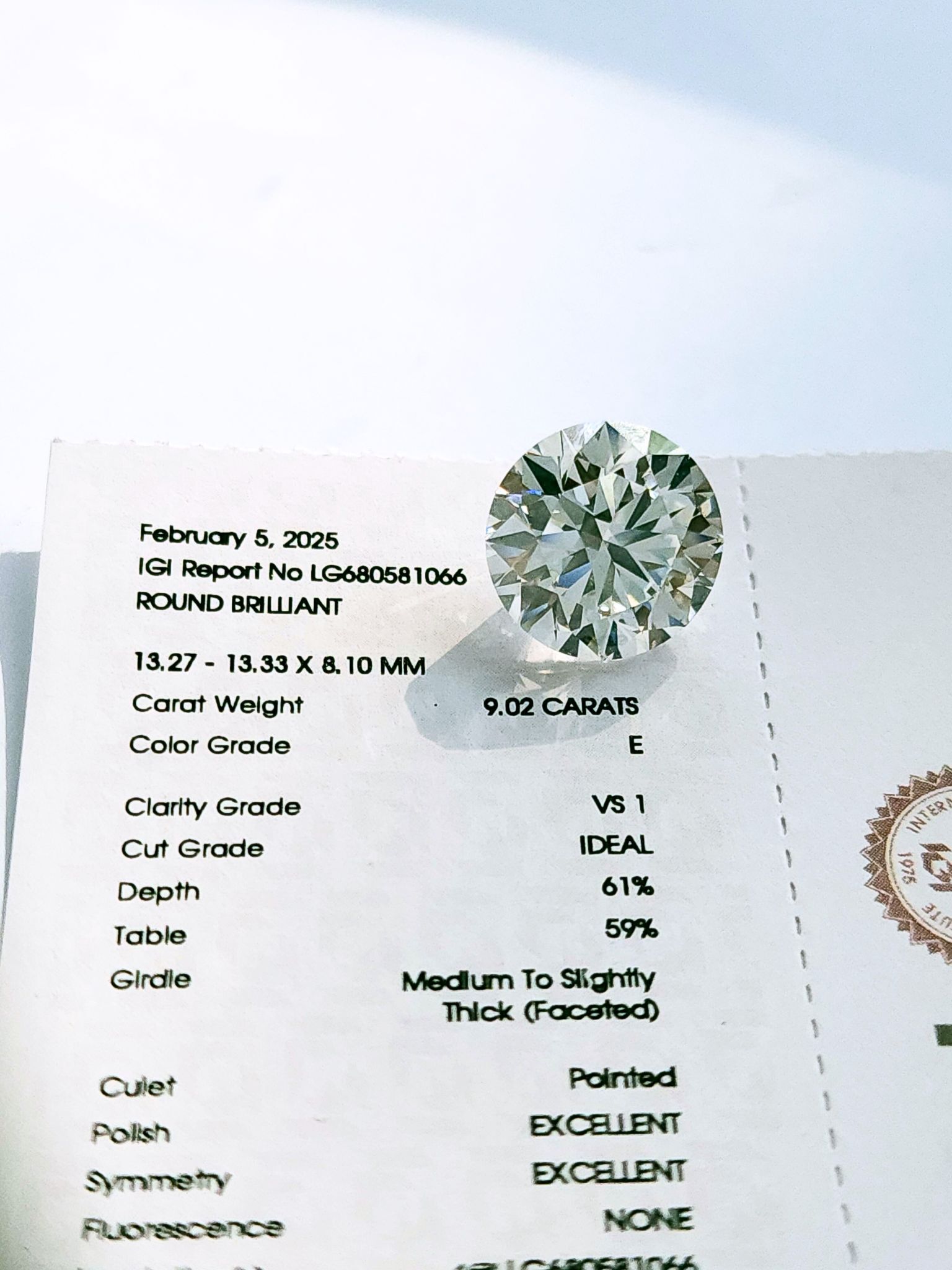 Round brilliant diamond with grading report