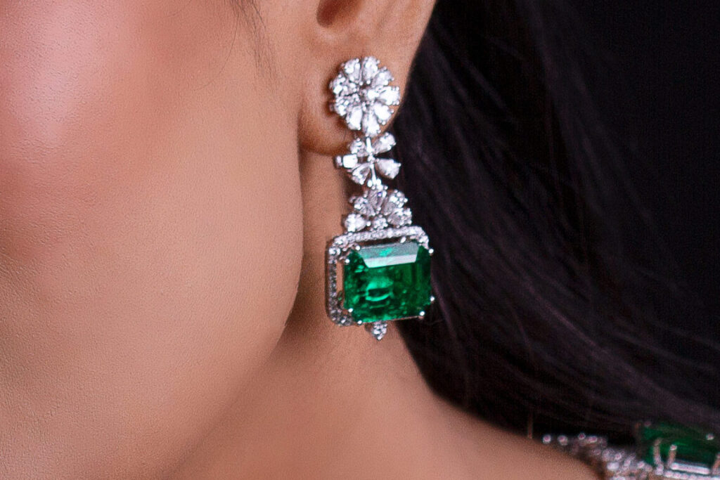 high jewelry earrings | emerald high end earring