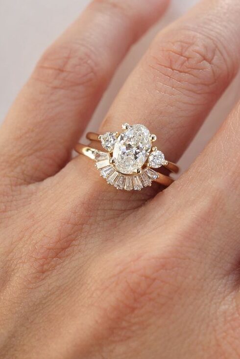 Contoured wedding band with solitaires ring
